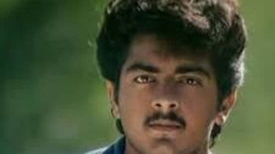 மாமியாருக்கு நெருக்கமான அஜித்குமார்&nbsp;‘உன்னிடத்தில் என்னைக் கொடுத்தேன்’ திரைப்படத்தில், என் மனைவியுடன் அவர் இணைந்து நடித்தார். பொதுவாக, என்னுடைய மாமியார் ஷூட்டிங் ஸ்பாட்டிற்கெல்லாம் செல்ல மாட்டார். ஆனால், அந்த படத்தின் ஷூட்டிங் ஸ்பாட்டிற்கு சென்றிருந்தார். அப்போது அஜித்திற்கும், அவருக்கும் நல்ல பழக்கம் ஏற்பட்டு விட்டது.&nbsp;&nbsp;&nbsp;