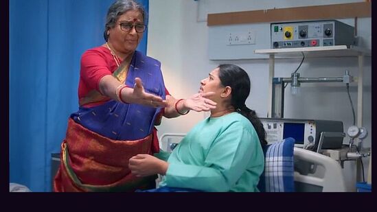 அடுத்து டாக்டர் அபிராமியை டிஸ்ஜார்ஜ் செய்து கொள்ளலாம் என்று சொல்வதோடு, அவங்களுக்கு அதிர்ச்சியான விஷயம் எதையும் சொல்ல கூடாது எனவும் வார்னிங் கொடுக்கிறார்.&nbsp;&nbsp;கார்த்திக் என்கிட்ட சொன்ன இந்த விஷயத்தை வேற யாரிடமும் சொல்ல வேண்டாம் என்று சொல்கிறான். இப்படியான நிலையில் அடுத்து நடக்க போவது என்ன என்பது குறித்து அறிய கார்த்திகை தீபம் சீரியலை உங்கள் ஜீ தமிழ் தொலைக்காட்சியில் காண தவறாதீர்கள்.