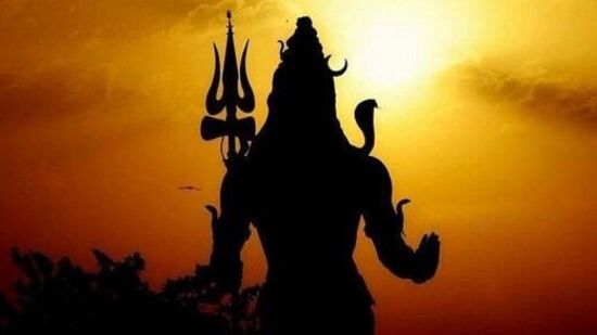 ஷ்ராவண மாதம் என்பது சாஸ்திரங்களின்படி சிவனின் மாதமாக கருதப்படுகிறது. இந்த மாதத்தில் வாஸ்து சாஸ்திரத்தின் படி பல வகையான குறிப்புகள் கொடுக்கப்படுகின்றன. உலகில் செழிப்பு மற்றும் செழிப்பை அடைய பல்வேறு வகையான ஆலோசனைகள் வாஸ்துவில் வழங்கப்படுகின்றன. இதேபோல், ஷ்ரவண மாதத்தில் பல மரங்கள் குறிப்பிடப்படுகின்றன, அவை ஷ்ரவண மாதத்தில் வீட்டில் நடப்பட்டால், குடும்பத்திற்கு மகிழ்ச்சியையும் செழிப்பையும் தருவதாக நம்பப்படுகிறது, வாஸ்து சாஸ்திரத்தின் படி. ஷ்ராவண மாதத்தில் வீட்டில் எந்த மரத்தை வீட்டில் நடுவது புண்ணியம் என்று பார்ப்போம்.