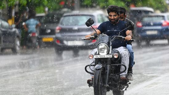 20.07.2024 மற்றும் 21.07.2024: மன்னார் வளைகுடா மற்றும் அதனை ஒட்டிய தென்தமிழக கடலோரப்பகுதிகளில் சூறாவளிக்காற்று மணிக்கு 35 முதல் 45 கிலோ மீட்டர் வேகத்திலும் இடையிடையே 55 கிலோ மீட்டர் வேகத்திலும் வீசக்கூடும்.