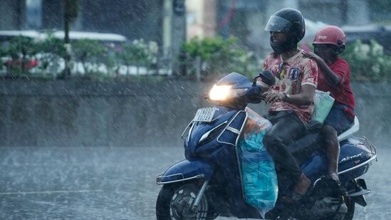 நீலகிரி மற்றும் கோயம்புத்தூர் மாவட்ட மலைப்பகுதிகளில் ஓரிரு இடங்களில் கனமழை பெய்யவாய்ப்புள்ளது.