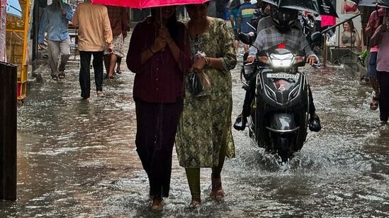 மேற்கு திசை காற்றின் வேகமாறுபாடு காரணமாக இன்றுதமிழகத்தில் ஓரிரு இடங்களிலும், புதுவை மற்றும் காரைக்கால் பகுதிகளிலும் இடி மற்றும் மின்னலுடன் கூடிய லேசானது முதல் மிதமான மழை பெய்யக்கூடும். மேலும் தரைக்காற்று 30 - 40 கி.மீ வேகத்தில் வீசக்கூடும்.