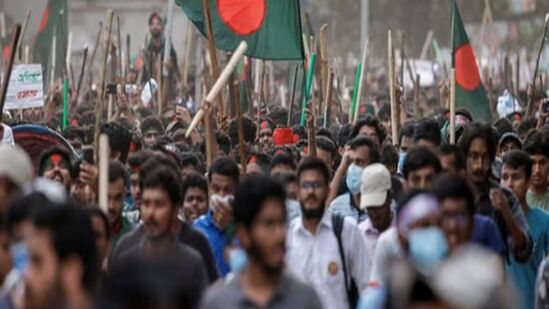 வங்கதேசத்தில் உள்ள இந்திய தூதரகம் அங்கு உள்ள இந்தியர்களின் பாதுகாப்பை கருதி, உள்ளூர் பயணங்களைத் தவிர்க்கவும், அவர்கள் வசிக்கும் வளாகத்திற்கு வெளியே தங்கள் நடமாட்டத்தைக் குறைக்கவும் அறிவுறுத்தியுள்ளது.