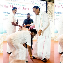 <p>முன்னாள் துணை குடியரசுத் தலைவர் வெங்கையா நாயுடு காலில் முன்னாள் முதலமைச்சர் ஓ.பன்னீர் செல்வம் விழுந்தபோது, ’நான் உங்க அம்மா இல்லை, என் காலில் விழாதீர்கள்’ என்று வெங்கையா நாயுடு கூறியது சிரிப்பலையை ஏற்படுத்தி உள்ளது.&nbsp;</p>