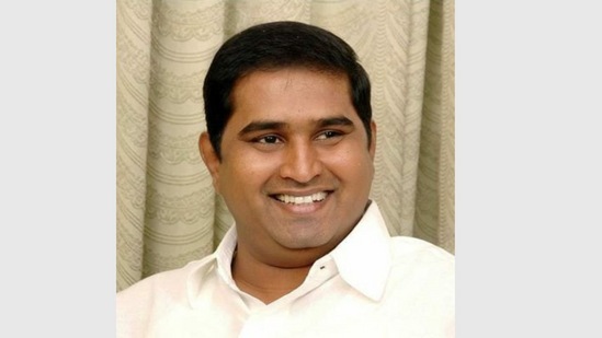 பகுஜன் சமாஜ் கட்சியின் மாநிலத் தலைவர் ஆம்ஸ்ட்ராங் கடந்த ஜூலை 5ஆம் தேதி அன்று சென்னையில் வெட்டிக் கொல்லப்பட்டார். பெரம்பூரில் உள்ள அவரது இல்லம் அருகே வெளியில் நின்று கொண்டு இருந்த ஆம்ஸ்ட்ராங்கை, உணவு டெலிவரி ஊழியர்கள் போர்வையில் வந்த அடையாளம் தெரியாத கும்பல் வெட்டிவிட்டு தப்பி சென்றது.