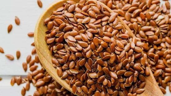 ஆளி விதைகள்: மீன் அல்லது கொட்டைகளை சாப்பிட விரும்பாதவர்கள், ஆனால் இன்னும் ஒமேகா 3 கொழுப்பு அமிலங்கள் தேவைப்படுபவர்கள் ஆளி விதைகளை சாப்பிட வேண்டும். இந்த விதைகள் பொதுவாக ஒரு மேற்புறமாக பயன்படுத்தப்படுகின்றன. அவற்றில் நிறைய ஆக்ஸிஜனேற்றிகள், ஈஸ்ட்ரோஜன்கள் மற்றும் இதய பாதுகாப்பை உறுதி செய்யும் பிற ஊட்டச்சத்துக்கள் உள்ளன. &nbsp;