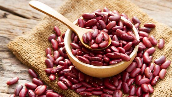 கிட்னி பீன்ஸ்: கிட்னி பீன்ஸ் அதாவது ராஜ்மாவில் ஃபோலேட், மெக்னீசியம் மற்றும் புரதம் நிறைந்துள்ளது. ராஜ்மாவில் கொழுப்பு குறைவாக உள்ளது, ஆனால் நார்ச்சத்து அதிகம். ராஜ்மா பீன்ஸ் ஹோமோசைஸ்டீன் அளவைக் குறைக்கவும், இதய நோய், பக்கவாதம் மற்றும் புற்றுநோயின் அபாயத்தைக் குறைக்கவும் உதவுகிறது. &nbsp;