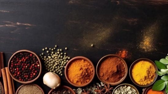 மூலிகைகள் மற்றும் மசாலாப் பொருட்கள்: மஞ்சள், இலவங்கப்பட்டை, ரோஸ்மேரி போன்றவை செல்களை ஆக்ஸிஜனேற்ற அழுத்தத்திலிருந்து பாதுகாக்கின்றன மற்றும் அழற்சி எதிர்ப்பு விளைவுகளைக் கொண்டுள்ளன.