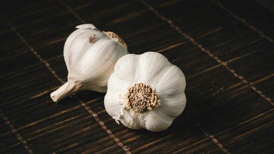 Benefits of Garlic : தினமும் காலையில் ஒரே ஒரு பல் பூண்டை மென்று சாப்பிடுவதால் கிடைக்கும் நன்மைகள் என்ன? 