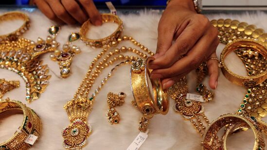 மதியத்துக்குப் பின்பு சர்ரென குறைந்த தங்கம் விலை:சர்வதேச பொருளாதார சூழல், அமெரிக்க டாலருக்கு நிகரான இந்திய ரூபாயின் மதிப்பு ஆகியவற்றின் அடிப்படையில் தங்கம் விலை நாள்தோறும் நிர்ணயம் செய்யப்படுகிறது. அதன்படி, தங்கம் விலை கடந்த சில மாதங்களாக திடீரென அதிரடியாக உயர்வதும், குறைவதுமாக இருந்து வந்தது.சென்னையில் கடந்த சில நாட்களாக 22 கேரட் ஆபரணத் தங்கத்தின் விலை வரலாறு காணாத வகையில் நாளுக்கு நாள் புதிய உச்சத்தை அடைந்து வந்தது.&nbsp;இந்நிலையில், 22 கேரட் ஆபரணத் தங்கத்தின் விலை இன்று சவரனுக்கு ரூ.120 குறைந்து காணப்பட்டது. இந்நிலையில் பட்ஜெட் தாக்கலின்போது தங்கம் இறக்குமதிக்கான சுங்க வரியை 15 விழுக்காட்டில் இருந்து 6 விழுக்காடு ஆக குறைத்து அறிவிக்கப்பட்ட நிலையில், சென்னையில் ஆபரணத் தங்கத்தின் விலை, சவரனுக்கு ரூ.2080 குறைந்து விற்பனையாகிறது.சென்னையில் தங்கம் விலை நிலவரம் குறித்து பார்ப்போம்.