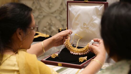 தங்கம் விலை உயர்வு ஏன்?இந்தியாவிலும் குறிப்பாக தமிழ்நாடு உள்பட தென்னிந்தியாவிலும் தங்கம் விற்பனை சிறப்பாக நடைபெறுவது வழக்கம். குழந்தை பிறப்பது முதல் பல்வேறு நல்ல நிகழ்ச்சிகளுக்கு தங்கம் வாங்குவது நமது வழக்கமாக உள்ளது. தங்கம் எப்போதுமே ஏழை மற்றும் நடுத்தர வர்க்கத்தினரின் முக்கிய முதலீடுகளில் ஒன்றாக நமது நாட்டில் இருக்கிறது. தங்கத்தின் விலை தொடர்ந்து அதிகரித்து வருகிறது.இந்தியாவிலும் குறிப்பாக தமிழ்நாடு உள்பட தென்னிந்தியாவிலும் தங்கம் விற்பனை சிறப்பாக நடைபெறுவது வழக்கம். குழந்தை பிறப்பது முதல் பல்வேறு நல்ல நிகழ்ச்சிகளுக்கு தங்கம் வாங்குவது நமது வழக்கமாக உள்ளது. தங்கம் எப்போதுமே ஏழை மற்றும் நடுத்தர வர்க்கத்தினரின் முக்கிய முதலீடுகளில் ஒன்றாக நமது நாட்டில் இருக்கிறது. தங்கத்தின் விலை தொடர்ந்து அதிகரித்து வருகிறது.பெண் குழந்தை என்றால் திருமணம் செய்து கொடுக்கும்போது பல சவரன் நகையை அணிவித்து அனுப்பும் பழக்கம் பல குடும்பங்களில் இன்றும் வழக்கத்தில் இருக்கிறது. ஆபத்து காலங்களில் அடகு வைப்பதற்கும் தங்க நகைகள் உபயோகமாக இருப்பதும் இதற்கு முக்கிய காரணங்களில் ஒன்றாக பார்க்கப்படுகிறது.