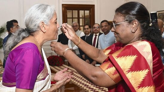&nbsp;முன்னதாக குடியரசுத் தலைவர் மாளிகைக்கு சென்ற நிதியமைச்சர் நிர்மலா சீதாராமனை தயிருடன் சர்க்கரை கலந்த இனிப்பை கொடுத்து குடியரசுத் தலைவர் திரௌபதி முர்மு வாழ்த்தினார்.&nbsp;