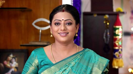 இதற்கிடையே, கோபி வைத்த கேக் கருகி போனது. இது ஒரு பக்கம் பாக்யா டீமிற்கு சந்தோஷத்தை கொடுத்தாலும், பாக்யா இனியாவை நினைத்து பதறிக்கொண்டே இருந்தார்.&nbsp;