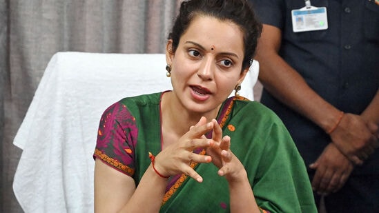 நடிகை கங்கனா ரனாவத் கடந்த காலங்களில் அசைவ உணவை சாப்பிடுவார், ஆனால் பின்னர் கைவிட்டார். அவர் உடல் நலனுக்காக சைவமாக மாறியதாக கூறப்படுகிறது.&nbsp;