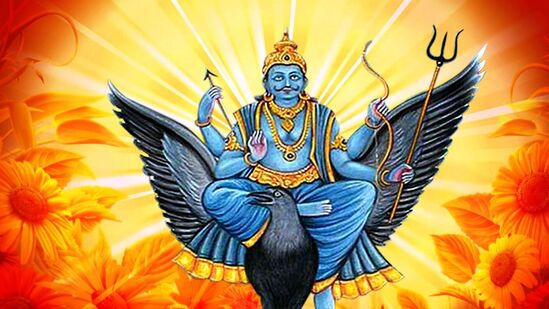 நவகிரகங்களில் கர்மநாயகனாக விளங்கக் கூடியவர் சனி பகவான். இவர் செய்யும் செயலுக்கு ஏற்ப பிரதிபலன்களை திருப்பிக் கொடுக்கக்கூடியவர். நீதிமானாக விளங்கக்கூடிய சனி பகவான் கர்ம வினைகளை இரட்டிப்பாக திருப்பிக் கொடுப்பார். அதனால் சனி பகவானை கண்டால் அனைவரும் அச்சப்படுவார்கள். ஒரு ராசியில் இருந்து மற்றொரு ராசிக்கு செல்ல சனிபகவான் 2 அரை ஆண்டு காலம் எடுத்துக் கொள்கிறார். நவகிரகங்களில் மிகவும் மெதுவாக நகரக்கூடிய கிரகமாக சனி பகவான் விளங்கி வருகின்றார்.&nbsp;