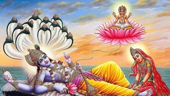 Money Luck : வேத ஜோதிடத்தில் குறிப்பிடப்பட்டுள்ள அனைத்து கிரகங்களும் ஒரு குறிப்பிட்ட காலத்தில் ஒரு ராசியிலிருந்து மற்றொரு ராசிக்கு நுழைகின்றன. கிரகப் பரிமாற்றத்தின் தாக்கம் மனித வாழ்வில் தெரியும். கிரகங்கள் மற்றும் நட்சத்திரங்களின் நிலைப்பாட்டில் ஜூலை கடைசி வாரம் மிகவும் சிறப்பு வாய்ந்ததாக கருதப்படுகிறது. ஜூலை மாதத்தின் கடைசி நாளில், மகிழ்ச்சிக்கும் செல்வத்துக்கும் காரணமான சுக்கிரனும், கிரகங்களின் அதிபதியான புதனும் இணைந்து மிகவும் மங்களகரமான ராஜயோகத்தை உருவாக்குவார்கள். 12 ராசிகளிலும் யாருடைய பலன் தெரியும்.