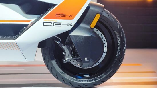 BMW CE 04 அதன் கூர்மையான மற்றும் வழக்கத்துக்கு மாறான ஸ்டைலிங் மூலம் தனித்து நிற்கிறது, இது மற்ற எலக்ட்ரிக் மற்றும் ICE இரு சக்கர வாகனங்களில் தலையெழுத்தை மாற்றும் என நம்பப்படுகிறது