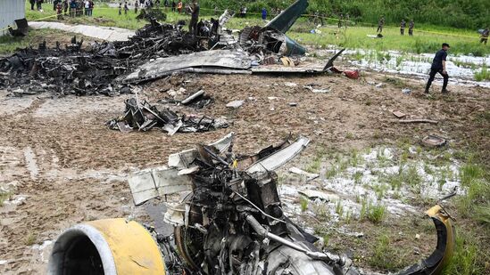 Kathmandu plane crashes: விமானத்தின் பைலட் மருத்துவமனைக்கு கொண்டு செல்லப்பட்டுள்ளார் என்று விமான நிலையத்தில் பாதுகாப்பு பணியில் ஈடுபட்டிருந்த அதிகாரி ஒருவர் பிடிஐ செய்தி நிறுவனத்திடம் மேலும் தகவல் தெரிவிக்காமல் தெரிவித்தார். விமானத்தில் இருந்து ஏற்பட்ட தீ அணைக்கப்பட்டுள்ளதாக அவர் மேலும் கூறினார். விபத்து நடந்த இடத்தில் போலீசார் மற்றும் தீயணைப்பு வீரர்கள் மீட்பு பணியில் ஈடுபட்டுள்ளனர்.