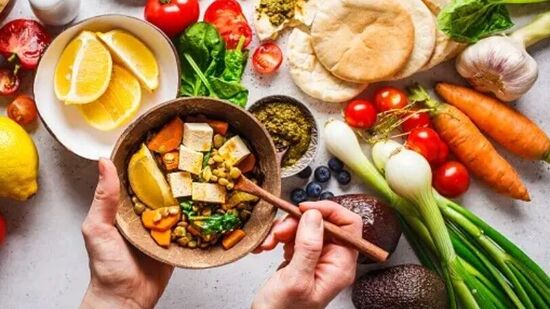 மெக்னீசியம், ஒமேகா-3 மற்றும் சிக்கலான கார்போஹைட்ரேட்டுகள் நிறைந்த இரவு உணவு ரத்த சர்க்கரை அளவைக் கட்டுப்படுத்த உதவுகிறது. இவை இரவு நேரத்தில் ரத்த சர்க்கரை அளவு அதிகரிப்பதைத் தடுக்கிறது. கார்டிசோலின் அளவைக் கட்டுப்படுத்துகிறது