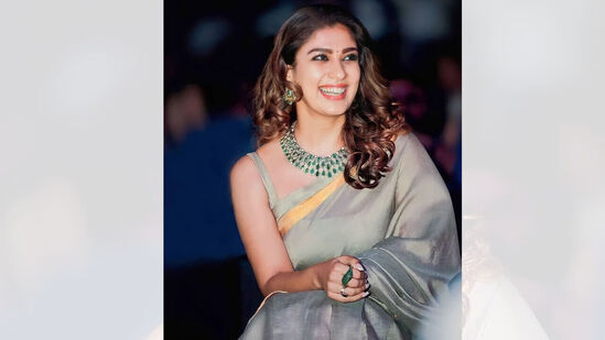 இந்த ஆக்ஷன் படத்தில் யாஷின் தங்கையாக நயன்தாரா ஒரு ஆச்சரியமான கதாபாத்திரத்தில் காணப்படுவார் என்று கூறப்படுகிறது. இந்த கதாபாத்திரம் நயன்தாராவின் முந்தைய படங்களிலிருந்து முற்றிலும் மாறுபட்டதாக இருக்கும் என்று கூறப்படுகிறது.&nbsp;
