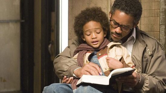 3) The Pursuit of Happyness : இது ஒரு எழுச்சியூட்டும் உண்மைக் கதை. இந்த படம் ஒரு தந்தையின் போராட்டங்களையும் அவரது மகனுக்கு ஒரு சிறந்த வாழ்க்கையை உருவாக்க அவர் பெற்ற வெற்றிகளையும் ஆராய்கிறது. இப்படம் அமேசான் பிரைம் வீடியோவில் கிடைக்கிறது.&nbsp;