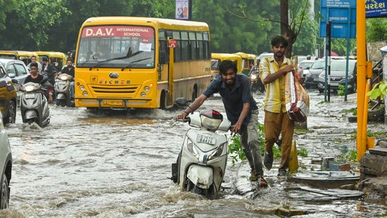 கன்னியாகுமரி, திருநெல்வேலி, தூத்துக்குடி மாவட்டங்களில் இன்று காலை மழை பெய்ய வாய்ப்பிருப்பதாக, முன்கூட்டியே சென்னை வானிலை ஆய்வு மையம் அறிவிப்பில் தெரிவித்துள்ளது.&nbsp;