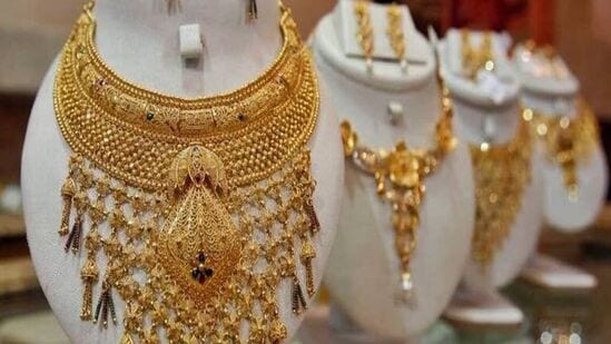 Today Gold Rate: தொடர்ந்து 3-வது நாளாக அதிரடியாக குறைந்தது தங்கம் விலை..இன்றைய மார்க்கெட் நிலவரம் இதோ..!