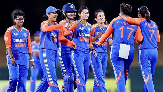 Women Asia Cup 2024: தம்புல்லாவில் சனிக்கிழமை நடைபெற்ற மகளிர் ஆசியக் கோப்பை அரையிறுதி ஆட்டத்தில் வங்கதேசத்தை 10 விக்கெட் வித்தியாசத்தில் இந்தியா வீழ்த்தியது.