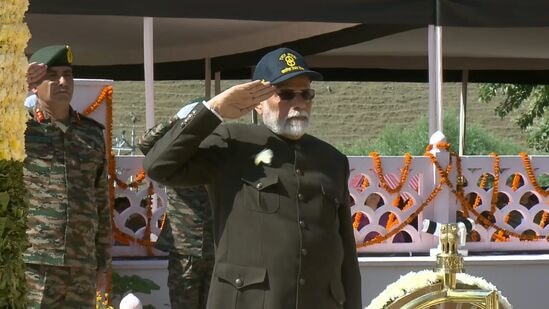 Kargil Vijay Diwas: கார்கில் விஜய் திவாஸ், ஆண்டுதோறும் ஜூலை 26 அன்று அனுசரிக்கப்படுகிறது, இது 1999 ஆம் ஆண்டில் ஆபரேஷன் விஜயின் வெற்றியை நினைவுகூருகிறது, இதில் பாகிஸ்தான் வீரர்கள் மற்றும் பயங்கரவாதிகள் ஊடுருவிய ஜம்மு-காஷ்மீரின் கார்கில் துறையில் இந்திய படைகள் மூலோபாய நிலைகளை மீட்டெடுத்தன.