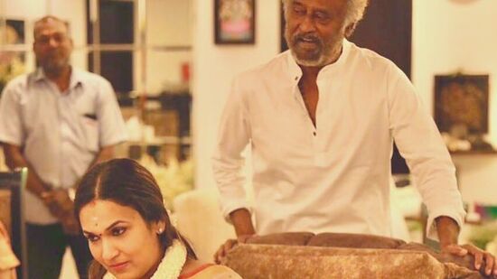 ரஜினிகாந்தின் இரண்டாவது மகள் செளந்தர்யா ரஜினிகாந்த். இவருக்கும் அஸ்வின் குமார் என்பவருக்கு முதலில் திருமணம் நடந்தது. ஆனால் இருவருக்கும் இடையே நடந்த கருத்து வேறுபாடு காரணமாக அவர்கள் பிரிந்து விட்டார்கள். இவர்களுக்கு வேத் கிரிஷ் என்ற மகன் இருக்கும் நிலையில், தற்போது வேத் செளந்தர்யாவிடம் வளர்ந்து வருகிறார்.&nbsp;