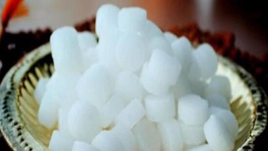 கற்பூரம்: கற்பூரம் நம் அனைவருக்கும் கிடைக்கிறது. ஒரு சில கற்பூரத் துண்டுகளை எடுத்து ஈக்கள் வரும் பகுதிகளில் எரிக்கவும். கற்பூரத்தின் இந்த நெடிக்கு ஈக்கள் வெளியேறுகின்றன.&nbsp;