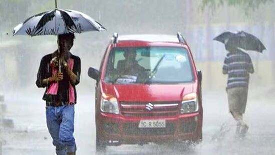 மேலும் வலுவான தரைக்காற்று 30 40 கி.மீ வேகத்தில் வீசக்கூடும். நீலகிரி மற்றும் கோயம்புத்தூர் மாவட்ட மலை பகுதிகளில் ஒரிரு இடங்களில் கனமழை பெய்ய வாய்ப்புள்ளது.