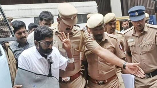 மனுவை விசாரித்த நீதிபதி சரவணபாபு, தினமும் கோவை மாநகர சைபர் க்ரைம் காவல் நிலையத்தில் காலை 10 மணிக்கு நேரில் ஆஜராகி கையெழுத்திட வேண்டும் என்ற நிபந்தனையுடன் சவுக்கு சங்கருக்கு ஜாமீன் வழங்கி உத்தரவிட்டார்.
