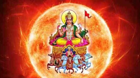 நவகிரகங்களின் தலைவனாக சூரிய பகவான் விளங்கி பெறுகின்றார். இவர் தன்னம்பிக்கை, தைரியம் முன்னேற்றவைகளுக்கு காரணியாக திகழ்ந்து வருகின்றார். நவகிரகங்களில் உச்ச அதிகாரம் கொண்ட கிரகமாக சூரிய பகவான் விளங்கி வருகின்றார். சூரிய பகவான் மாதத்திற்கு ஒருமுறை தனது இடத்தை மாற்றக்கூடியவர். இவர் சிம்ம ராசியின் அதிபதியாக திகழ்ந்து வருகின்றார்.&nbsp;