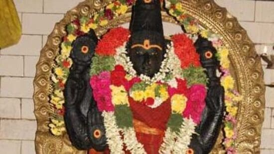 சந்திரன் முழுக்க முழுக்க மனதை குறிப்பவனாக இருக்கிறான். அதனால் ஒருவருக்கு ஜாதகத்தில் சந்திரன் பலமாக இருந்துவிட்டால், அவர்களுக்கு மனமானது தெளிவாக இருக்கும். தீர்க்கமாக, தெளிவாக முடிவெடுப்பார்கள். சந்திரன் இடமாற்றத்தையும் பயணத்தையும், கொடுப்பவனாக இருக்கிறான். அதனால் சந்திரன் பலமாக இருப்பவர்களுக்கு நிறைய பயணங்கள் செல்வதற்கான வாய்ப்புகள் அமையும்.&nbsp;சந்திரன் குரு பார்வையில் நல்லபடியாக இருந்து விட்டால், அவர்களுக்கு அம்மா, மாமியார் உள்ளிட்டோர் தெய்வமாக இருப்பார்கள். குழப்பம் இல்லாமல் மற்றவர்களுக்கு அறிவுரை கொடுக்கக்கூடிய நபராக இவர்கள்விளங்குவார்கள். சந்திரன் தான் மதிநுட்ப காரகன். சந்திரனை குரு பார்க்கும் பொழுது, நல்ல ஞாபக சக்தியை கிடைக்கும்.&nbsp;&nbsp;&nbsp;&nbsp;