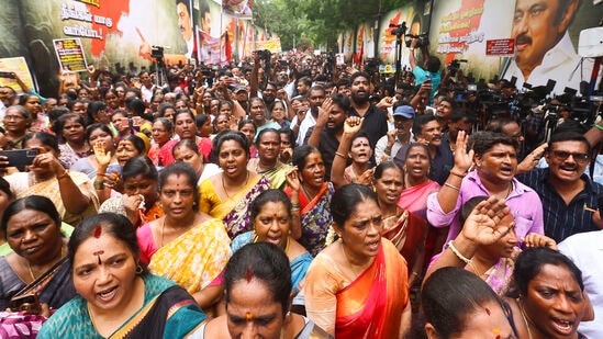 தமிழ்நாடு உள்ளிட்ட பல மாநிலங்கள் பெயர் கூட பட்ஜெட்டில் வாசிக்கப்படவில்லை. இதனால் எதிர்க்கட்சிகள் விமர்சனம் செய்ததுடன் போராட்டம் நடத்தி வருகிறார்கள்.