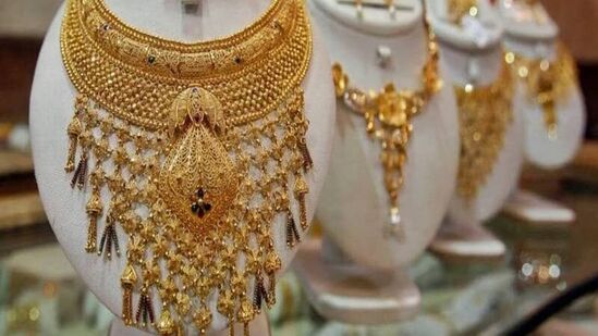 நேற்றைய தங்கம் விலை நிலவரம் : சென்னையில் 22 கேரட் ஆபரணத் தங்கத்தின் விலை நேற்று (ஜூலை 26) சவரனுக்கு ரூ.120 குறைந்து ரூ.51,320-க்கு விற்கப்பட்டது. ஒரு கிராம் ஆபரணத் தங்கத்தின் விலை ரூ.15 குறைந்து ரூ.6,415க்கு விற்பனை செய்யப்பட்டது.