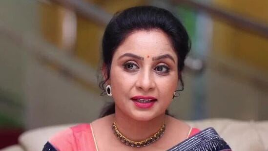 என்னுடைய பட்டப்படிப்பின் இறுதி தேர்வை கூட நான் எழுதவில்லை. என்னுடைய மகன் பிறந்த பிறகுதான், நான் சீரியலுக்குள்ளேயே என்ட்ரி ஆனேன். கடவுளின் அருளால் நான் என்ட்ரி ஆனதிலிருந்து இப்போது வரை தொடர்ந்து வேலை பார்த்துக் கொண்டே இருக்கிறேன்.&nbsp;முத்திரை குத்துவது பற்றி கவலைப்பட்டதே கிடையாதுஎன்னுடைய பெரும்பான்மையான கேரக்டர்கள் அனைத்துமே நெகட்டிவான கேரக்டர்கள்தான். ஆனால், என்ன நமக்கு மட்டும் இப்படி நெகட்டிவான கேரக்டர்களாக வந்து கொண்டிருக்கிறதே.. நம்மை இப்படியே முத்திரை குத்தி விடுவார்களோ என்று நான் ஒரு நாளும் நினைத்ததில்லை.&nbsp;காரணம் என்னவென்றால், கிளிசரின் போட்டுக் கொண்டு அழுவதெல்லாம் எனக்கு சுத்தமாக பிடிக்காது குறைந்த நாட்கள் ஷூட்டிங் சென்றாலும், அங்கு நான் தான் அந்த கேரக்டரின் வழியாக, ராணி போல தெரியவேண்டும் என்று நினைப்பேன். அதனால் அதை நான் மிகவும் சந்தோஷமாகத்தான் செய்து கொண்டிருக்கிறேன்.&nbsp;&nbsp;&nbsp;