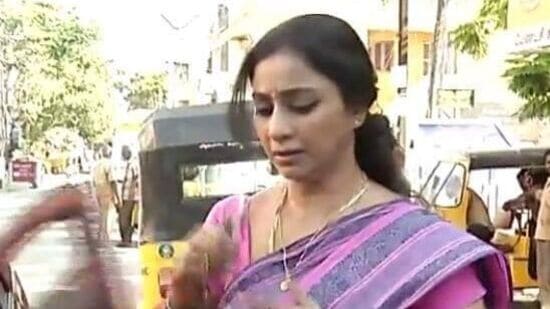 அடிக்கவே வந்து விட்டார்கள்&nbsp;நான் சீரியலில் நடிப்பதை உண்மை நம்பிக் கொண்டு பலர் &nbsp;நிஜ வாழ்க்கையில் என்னிடம், நீ மிகவும் கொடுமைப்படுத்துகிறாய் என்றெல்லாம் சொல்லி இருக்கிறார்கள். கடந்த 10 வருடங்களுக்கு முன்பாக, ஒரு சம்பவம் நடந்தது. அப்போது நான் சொர்க்கம் சீரியலில் வில்லியாக நடித்துக் கொண்டிருந்தேன்.&nbsp;