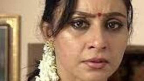 அந்த சீரியலில் என்னுடைய கதாபாத்திரத்தின் பெயர் கவிதா. அதில் கதாநாயகியாக மௌனிகா மேடம் நடித்து இருந்தார்.&nbsp;அந்த சீரியலை பொருத்தவரை, மௌனிகா மிகவும் சாஃப்ட்டான கேரக்டர். நான் அவரை போட்டு துன்புறுத்துவது போன்று அந்த சீரியலின் கதை அமைக்கப்பட்டு இருக்கும். ஒரு முறை கோயில் அருகே ஷூட்டிங் செய்து கொண்டிருக்கும் பொழுது, அந்த சீரியலில் நடப்பது உண்மையான நம்பிய சிலர் என்னை அடிக்கவே வந்து விட்டார்கள். நான் அவர்களிடம் இருந்து தப்பிக்க, காருக்குள் சென்று கண்ணாடியை ஏற்றி உள்ளேயே இருந்தேன்” என்று பேசினார்.