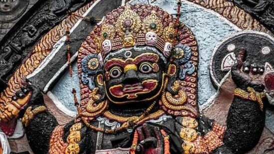 கலாஷ்டமி&nbsp;விரதம் இன்று அனுசரிக்கப்படும். கிருஷ்ண பக்ஷத்தின் எட்டாவது நாளில் மாதாந்திர கலாஷ்டமி விரதம் கடைப்பிடிப்பது வழக்கம். இந்த நாளில், சிவபெருமான் கால பைரவர் வடிவத்தில் வணங்கப்படுகிறார். தந்திர வித்யாவின் பார்வையில் இந்த நாள் சிறப்பு வாய்ந்ததாக கருதப்படுகிறது. இந்த விரதத்தைக் கடைப்பிடிப்பது எல்லா கஷ்டங்களிலிருந்தும் விடுபட்டு, அவரது வாழ்க்கையில் மகிழ்ச்சியையும் செழிப்பையும் தரும் என்று நம்பப்படுகிறது. இன்று, கலாஷ்டமியில் பல மங்களகரமான யோகங்கள் இயற்றப்படுகின்றன, இதனால் பக்தர்கள் விரும்பிய பலன்களைப் பெறுவார்கள்.