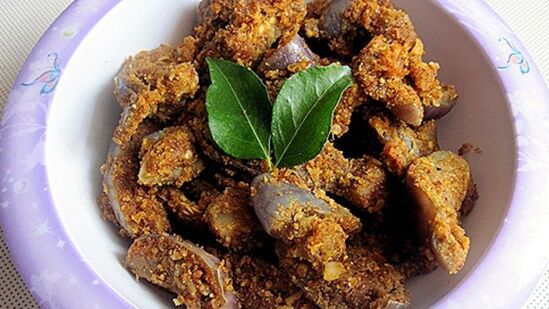 Brinjal Podi Curry : கத்தரிக்காய் பொடிக்கறி, தயிர் சாதத்துடன் தொட்டுக்கொண்டு சாப்பிட சுவை அடடா சொல்லவைக்கும். இங்கு கொடுக்கப்பட்டுள்ளதைப்போல் செய்து அசத்துங்கள்.