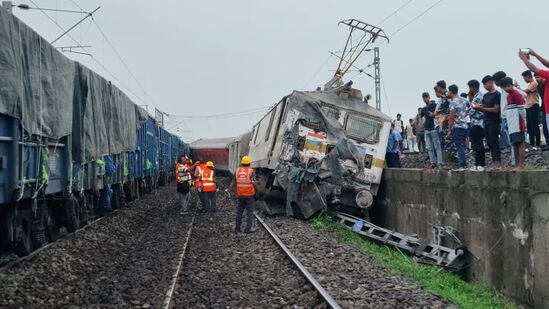 Train Derailed: ‘தொடரும் ரயில் விபத்துகள்’-தடம் புரண்ட சரக்கு ரயில் மீது பயணிகள் ரயில் மோதல்