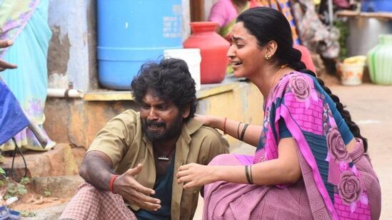 சின்ன பட்ஜெட் படங்கள் அதிமாக வசூல் செய்கிறது.இன்றைய தினத்தில், பெரிய பட்ஜெட் படம், சின்ன பட்ஜெட் படங்கள் என்றெல்லாம் பிரிக்க முடியாது. காரணம் என்னவென்றால், சின்ன பட்ஜெட் படங்கள் கூட இன்றைக்கு மிகப்பெரிய அளவில் வசூலை வாரி குவிக்கிறது. புதிதாக இங்கு படம் தயாரிக்க வரும் தயாரிப்பாளர்கள், முதல் படத்தில் சில கசப்பான சம்பவங்களை கண்டிப்பாக சந்திப்பார்கள். அது அவர்களுக்கு ஒரு மிகப்பெரிய அனுபவமாக மாறும். ஆனால் அதில் சில தயாரிப்பாளர்கள் சினிமாவே வேண்டாம் என்று ஒதுங்கி விடுவதும் உண்டு.ஆனால், அப்படி செல்லக்கூடாது. விட்டதை விட்ட இடத்தில் இருந்துதான் நாம் எடுக்க வேண்டும். நீங்கள் சந்தித்த அனுபவம் உங்களுக்கான முதலீடு.&nbsp;