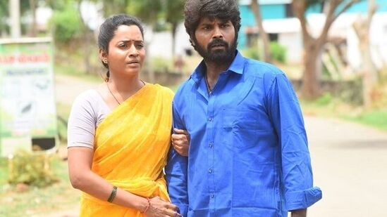ஹெச்.வினோத், ராஜபாண்டி உள்ளிட்ட இயக்குநர்களிடம் உதவி இயக்குநராக பணியாற்றியவர் ஸ்ரீ வெற்றி. ‘நாற்கரப்போர்’ படத்தின் மூலம் இயக்குனராக அறிமுகமாகிறார். இந்தப் படத்தில் நடிகர் லிங்கேஷ், நடிகை அபர்ணதி உள்ளிட்ட பலர் நடித்து இருக்கிறார்கள்.இந்தப்படத்தின் ஆடியோ வெளியீட்டு விழா நேற்று சென்னையில் நடைபெற்றது. அதில் பங்கேற்ற பிரபல தயாரிப்பாளர் சுரேஷ் காமாட்சி, அந்த படத்தில் நடித்தவரும், நடிகையுமான அபர்ணதியை கடுமையாக சாடினார்.&nbsp;