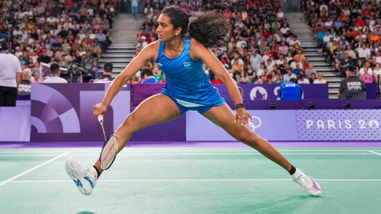 P.V. Sindhu in pre quarters: ‘32 நிமிஷத்தில் முடிவு’-பாரிஸ் ஒலிம்பிக் காலிறுதிக்கு முந்தைய சுற்றுக்கு பி.வி.சிந்து தகுதி. (PTI Photo)