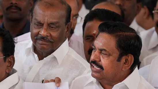 நேற்று அதிமுக பொதுச்செயலாளர் எடப்பாடி பழனிசாமி தலைமையில் ஆலோசனை கூட்டம் நடந்துள்ளது.. இந்த ஆலோசனைக் கூட்டத்தில் முன்னாள் அமைச்சர் நத்தம் விஸ்வநாதனும் பங்கேற்றார். கூட்டம் நடந்து கொண்டேயிருக்கும்போது, நத்தம் விஸ்வநாதனுக்கு உடல்நிலையில் பிரச்சனை ஏற்பட்டுள்ளது. இதனால், கூட்டம் முடியும் முன்பே கிளம்பி சென்றுவிட்டதாக கூறப்படுகிறது.