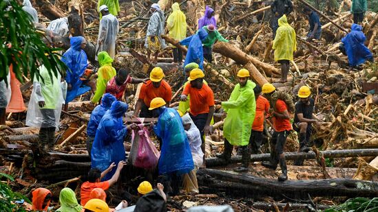 மேலும் மூன்று நாட்களுக்கு எச்சரிக்கைகள் தொடரும் என்றும், ஜூலை 26 ஆம் தேதி, 20 சென்டிமீட்டருக்கும் அதிகமான கனமழை பெய்து உள்ளது. மண் சரிவு சேறும் சகதியுமாக இருக்கும் என்றும், மக்களின் பாதுகாப்பிற்கு ஆபத்து என்றும் எச்சரித்ததாக உள்துறை அமைச்சர் கூறினார்.