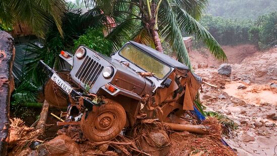 கேரளாவின் வயநாடு ஒரு அழகிய மலைப்பிரதேசமாக அறியப்படுகிறது, இது பெருமழையைக் காண்கிறது. இப்பகுதியில் கடந்த சில நாட்களாக தொடர்ந்து பெய்து வரும் கனமழையால் நிலச்சரிவு ஏற்பட்டுள்ளது. முதல் நிலச்சரிவு அதிகாலை 1 மணியளவில் முண்டக்காய் கிராமத்தைத் தாக்கியது, அதைத் தொடர்ந்து ஜூலை 30 ஆம் தேதி அதிகாலை 4 மணியளவில் வடக்கே அருகிலுள்ள சூரல்மாலா கிராமத்தில் இரண்டாவது நிலச்சரிவு ஏற்பட்டது.