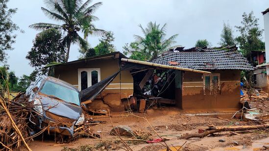 நிலச்சரிவு காரணமாக ஒரே ஒரு பாலம் இடிந்து விழுந்ததைத் தொடர்ந்து முண்டக்காய் மற்றும் அட்டமலையில் சுமார் 400 குடும்பங்கள் சிக்கித் தவிக்கின்றனர். குடியிருப்புகளையும் சூரமலையையும் இணைக்கும் பாலம் இருந்தது. ஒட்டுமொத்தமாக, முண்டக்கை, அட்டமலா, சூரல்மாலா மற்றும் குன்ஹோம் ஆகிய நான்கு கிராமங்கள் பல நிலச்சரிவுகளால் கடுமையாக பாதிக்கப்பட்டுள்ளன.